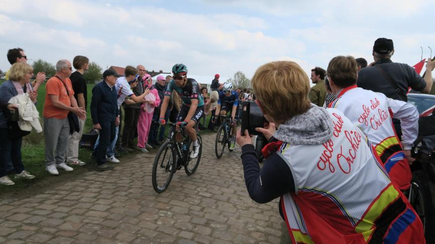 Jeanne Marie et Stéphanie, deux bénévoles du CC Orchies, ont quitté quelques minutes leurs postes sous le chapiteau pour encourager les coureurs. B Bussière VDN