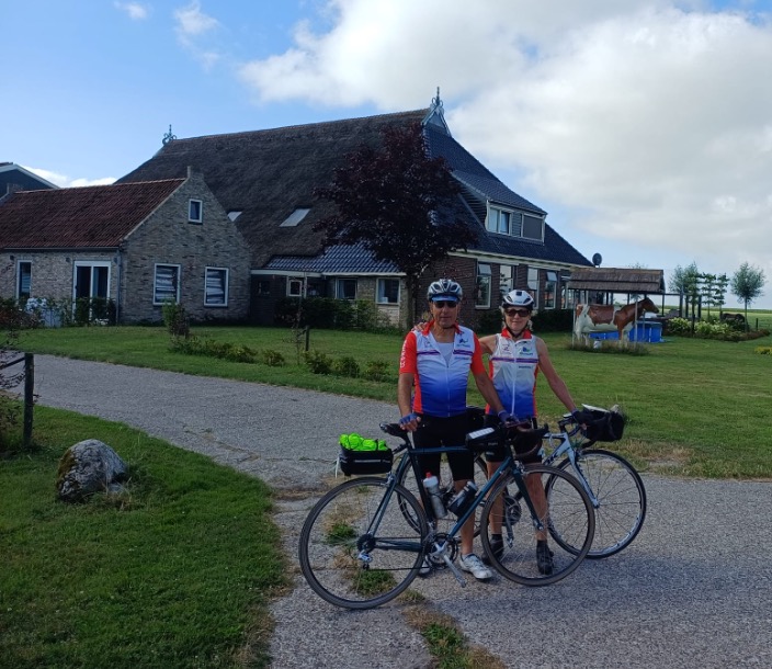 Sylvie et Philippe devant une ferme